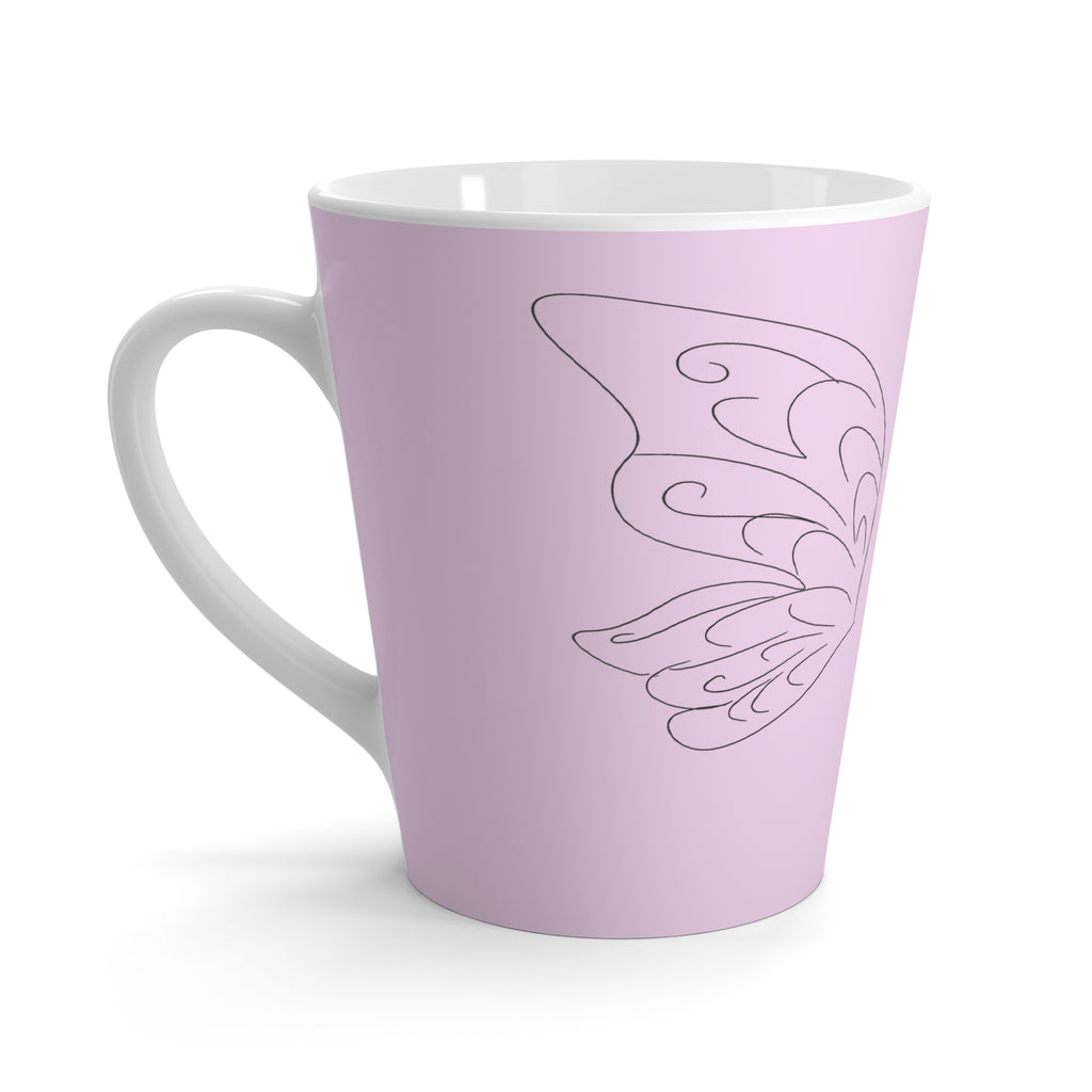 Tasse à café rose avec dessin d’ailes de papillon